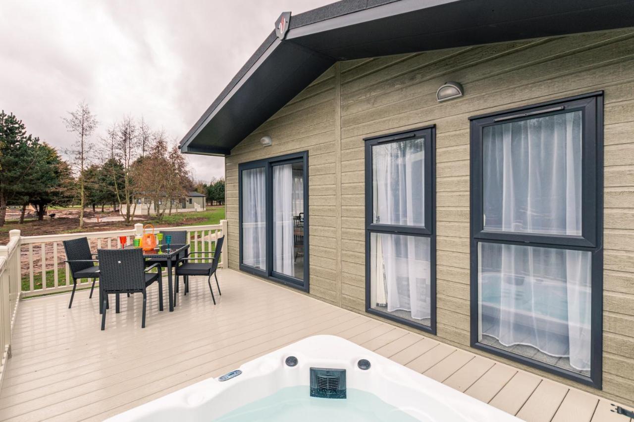 Honeysuckle Lodge With Hot Tub ยอร์ค ภายนอก รูปภาพ